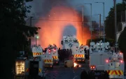 La policía despliega cañones de agua para extinguir incendios provocados por manifestantes durante disturbios en el norte de Belfast, Irlanda del Norte, 10 de junio de 2026.