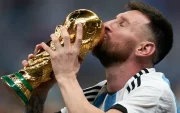 Messi con la Copa del Mundo tras la victoria de Argentina en Qatar 2022