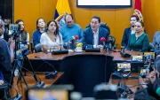 Marisol Peñaloza asumirá temporalmente la Alcaldía de Cuenca tras la salida de Cristian Zamora, en un acto oficial con presencia de medios.