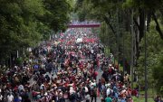 Cientos de docentes mexicanos marchan con el objetivo de llegar al Estadio Ciudad de México sede de la jornada inaugural del Mundial de fútbol 2026.