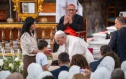 El Papa León XIV se levanta a abrazar al pequeño Renzo tras haber escuchado su carta con preguntas