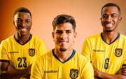 Jugadores de la selección de Ecuador posan con la camiseta oficial de La Tri para el Mundial de fútbol 2026.