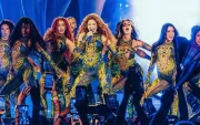 Natalia Palomares, integrante del cuerpo de baile de Shakira,  durante una presentación.