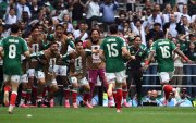 ulian Quiñones de México celebra su gol ante Sudáfrica.
