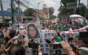 Familias exhiben carteles con rostros de desaparecidos durante una protesta en Tlalpan, en vísperas de la inauguración del Mundial.