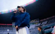 Alejandro Fernández interpreta el Himno de México en el estadio, luciendo un nuevo estilo durante la inauguración del Mundial 2026.