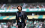 Memo Ochoa en la cancha del Estadio Azteca previo a México vs. Sudáfrica.