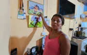La madre de Nilson Angulo, Dora Ramírez, conserva en su casa recuerdos de su hijo, seleccionado de Ecuador.