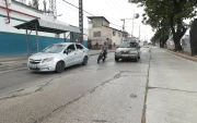 Vehículos circulan sobre grietas formadas en la calzada de la avenida Domingo Comín.