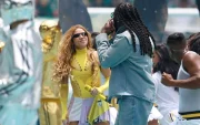 La cantante colombiana Shakira (i) y el nigeriano Burna Boy se presentan en la inauguración del Mundial de la FIFA 2026 este jueves, en el estadio Ciudad de México (México).