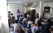 En la Escuela Franklin Roosevelt, en la calle Buenos Aires, en Quito, maestra hace ejercicios de gimnasia cerebral con estudiantes de 12 años.