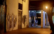 Rutina. Quienes viven en el centro afirman que el miedo ha limitado el uso de espacios públicos y alterado la dinámica del sector. Reinan las penumbras.