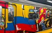 El tren 7 en Queens luce un mural con los colores y símbolos de Ecuador, en homenaje a la comunidad migrante.