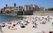 La gente se refresca en la playa de Antibes, sur de Francia, el pasado 27 de mayo.