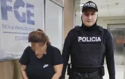 Agentes de la Policía Nacional presentan a la detenida en la Fiscalía General del Estado, tras el hallazgo de marihuana en Guayaquil.