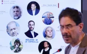 Fotografía que muestra una pantalla en una rueda de prensa del candidato a la Presidencia de Colombia Iván Cepeda este jueves, en Bogotá (Colombia).