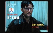 Ohm Bauman, interpretado por Adam Scott, enfrenta una pesadilla marcada por el duelo, la culpa y la leyenda de una bruja en Hokum, la maldición de la bruja.