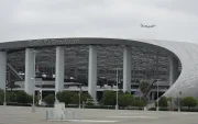 La Copa Mundial de la FIFA se exhibe en las afueras del SoFi Stadium, en Inglewood, California, Estados Unidos.