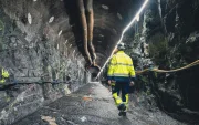 La fotografía, tomada el 18 de mayo de 2026, muestra a un trabajador caminando por uno de los túneles del depósito nuclear de Onkalo, en Eurajoki, al suroeste de Finlandia.