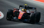 Un monoplaza recorre una de las curvas del Circuito de Montmeló durante las sesiones de entrenamientos previas al Gran Premio de Barcelona 2026