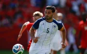 Sead Kolasinac de Bosnia y Herzegovina controla el balón este viernes, en un partido del grupo B del Mundial de la FIFA 2026.