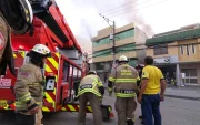Integrantes del Cuerpo de Bomberos de Guayaquil acudieron hasta el inmueble en el que se reportó el incendio, la tarde de este viernes 12 de junio.