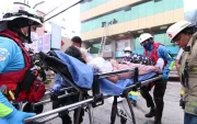 Una ciudadana fue rescatada del interior del edificio afectado en la avenida Juan Tanca Marengo, norte de Guayaquil.