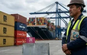 a mirada de un estibador refleja la tensión de trabajar en un entorno donde negarse a colaborar con las mafias del narcotráfico se paga con la vida.
