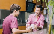 Escuchar, acompañar y respetar el espacio del adolescente ayuda a fortalecer la confianza.