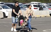 Una pareja al caminar con un par de perros, llevados en un choche de bebés, durante feria ‘Expo Mascotas & Animales’, en Santiago de Chile, una ciudad con baja tasa de natalidad.
