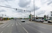 En esta intersección ocurrió el impacto de un automóvil contra un tráiler, que iba a exceso de velocidad, lo que provocó el fallecimiento del conductor del vehículo liviano.