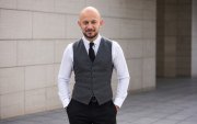 La inteligencia artificial propone simplificar las combinaciones para proyectar autoridad sin perder identidad.