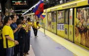 Uno de los 18 trenes del Metro de Quito fue brandeado con los colores de la Tri.