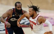 James Harden (izq.) en un partido de los NBA Playoffs 2026.