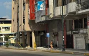 La onda expansiva destruyó ventanales y causó daños estructurales no solo en el edificio de ARCOM, también en al menos cinco inmuebles aledaños.