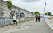 El cerramiento del campus Mapasingue está despintado o destruido en algunos de sus tramos, por ejemplo, del lado de la avenida Las Aguas.