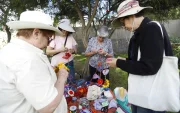 Las flores son el tejido emblemático de las crocheteras del barrio La Floresta.