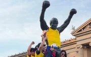 La escena se produjo mientras miles de personas acompañaban la celebración en las famosas escaleras del Museo de Arte de Filadelfia.