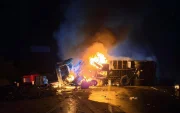 Un camión se volcó y luego se incendió en la vía Guayaquil - Santa Elena.