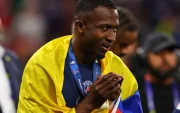 Archivo. El ecuatoriano Willian Pacho, del PSG, celebra la victoria en la final de la UEFA Champions League.