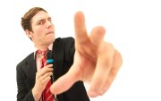El creador de contenido aparece con micrófono en mano, en una imagen que refleja el estilo directo y performático que marcó su presencia en redes sociales.
