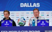El seleccionador de los Países Bajos, Ronald Koeman (der.), junto al jugador Frenkie de Jong, en una rueda de prensa del Mundial 2026. Ambos hablan el neerlandés.