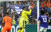 Zion Suzuki (c) de Japón controla el balón este domingo, en un partido del grupo F del Mundial de la FIFA 2026.