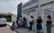 En las afueras del centro forense de Santa Elena los allegados de las doce víctimas buscaban conocer detalles