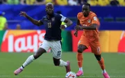 Enner Valencia disputa un balón con Yan Diomande durante el partido entre Ecuador y Costa de Marfil por la primera fecha del Grupo E del Mundial 2026, en Filadelfia.