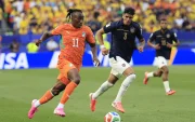 Piero Hincapié intenta contener el avance de Yan Diomandé durante el partido entre Ecuador y Costa de Marfil en el Mundial 2026 disputado en Filadelfia.