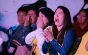 Aficionados de Ecuador reaccionan durante la transmisión del partido entre Costa de Marfil y Ecuador.