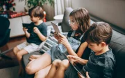 La nueva legislación, que entrará en vigor en la primavera de 2027, establece la prohibición del acceso a redes sociales para menores de 16 años.