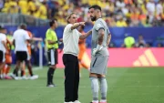 Ecuador vs. Costa de Marfil: el arquero Hernán Galíndez recibiendo indicaciones de Sebastián Beccacece.