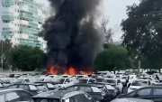 Dos helicópteros colisionaron en el aire y se precipitaron sobre el estacionamiento de una concesionaria de autos eléctricos.